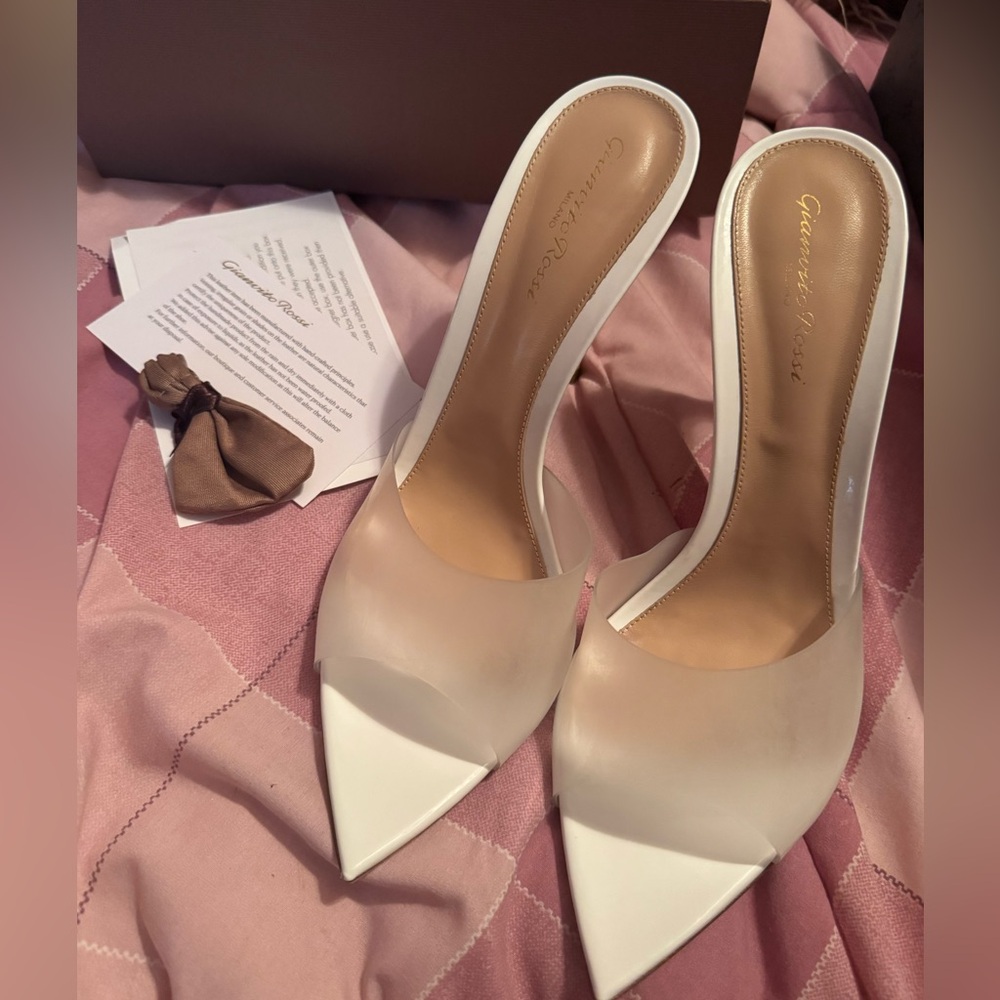 Pre-Owned- Gianvito Rossi Elle White Mules